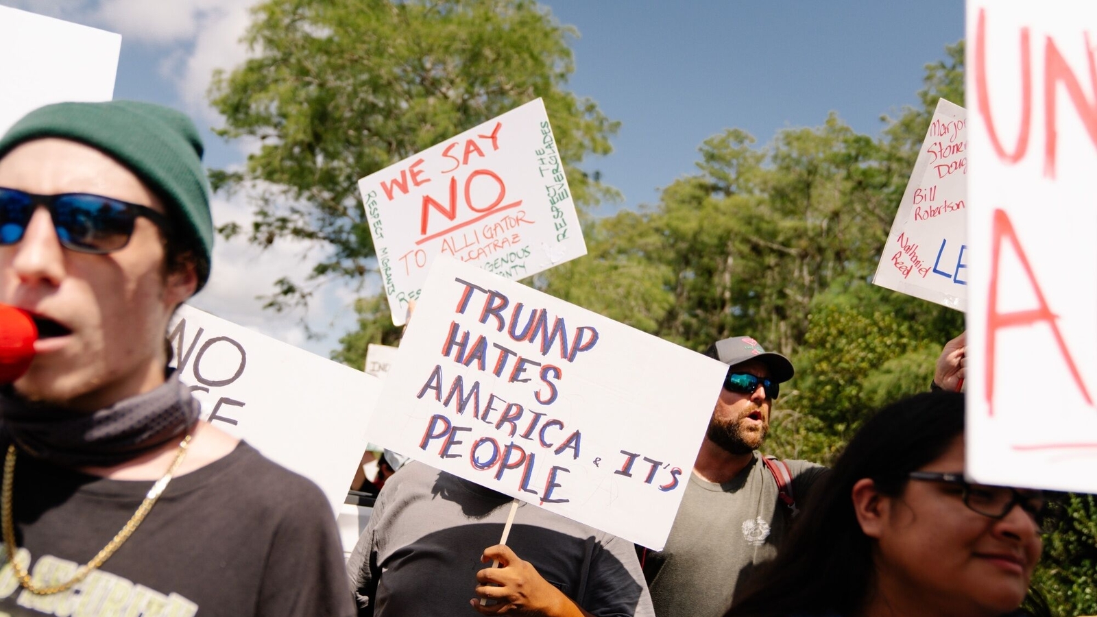 「Good Trouble Lives On」反トランプ抗議場所：あなたの街で集会はどこで起こっていますか？