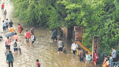 A view of the waterlogged stretch on the NH-48 service road during heavy rain in Gurugram on Thursday, July 10. (Parveen Kumar/Hindustan Times) A view of the waterlogged stretch on the NH-48 service road during heavy rain in Gurugram on Thursday, July 10. (Parveen Kumar/Hindustan Times)
