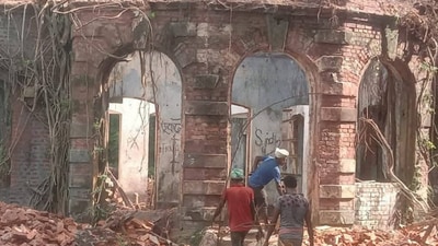 The century-old house, located on Harikishore Ray Chowdhury Road in Mymensingh, has been abandoned for about 10 years. (The Daily Star) The century-old house, located on Harikishore Ray Chowdhury Road in Mymensingh, has been abandoned for about 10 years. (The Daily Star)