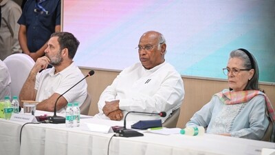 Congress President Mallikarjun Kharge, along with Sonia Gandhi and Rahul Gandhi, during the Congress Working Committee (CWC) meeting at AICC in New Delhi, India, on Friday, May 2, 2025. (Sanchit Khanna/ Hindustan Times) Congress President Mallikarjun Kharge, along with Sonia Gandhi and Rahul Gandhi, during the Congress Working Committee (CWC) meeting at AICC in New Delhi, India, on Friday, May 2, 2025. (Sanchit Khanna/ Hindustan Times)