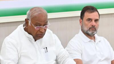 Congress leaders Mallikarjun Kharge and Rahul Gandhi. (HT PHOTO) Congress leaders Mallikarjun Kharge and Rahul Gandhi. (HT PHOTO)