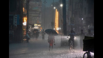 Devotees will no longer be allowed to view the Aarti from boats due to the rising water level. NDRF and PAC teams have been deployed at the ghats for safety. (File Photo) Devotees will no longer be allowed to view the Aarti from boats due to the rising water level. NDRF and PAC teams have been deployed at the ghats for safety. (File Photo)