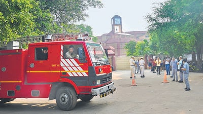 Security personnel conduct search at Vasant Valley School in Vasant Kunj on Wednesday. (Vipin Kumar/HT PHOTO)