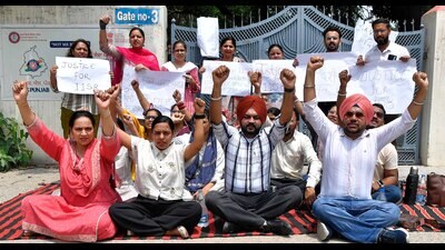 Assistant professors and librarians protesting in front of Government Girls College in Ludhiana on Thursday. (Manish/HT) Assistant professors and librarians protesting in front of Government Girls College in Ludhiana on Thursday. (Manish/HT)