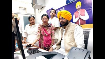Cabinet minister Tarunpreet Singh Sond launching the new process in Khanna. (HT Photo)