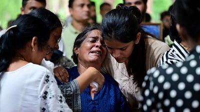 Relatives and friends pay their last respects to pilot Clive Kunder, who died in the Air India crash shortly after takeoff in Ahmedabad. (HT File)