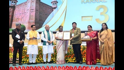 President Droupadi Murmu presenting the award to Haryana urban local bodies minister Vipul Goel in Delhi on Thursday. Union housing and urban affairs minister Manohar Lal Khattar, Karnal mayor Renu Bala Gupta and municipal commissioner Vaishali Sharma also seen. (HT Photo) President Droupadi Murmu presenting the award to Haryana urban local bodies minister Vipul Goel in Delhi on Thursday. Union housing and urban affairs minister Manohar Lal Khattar, Karnal mayor Renu Bala Gupta and municipal commissioner Vaishali Sharma also seen. (HT Photo)