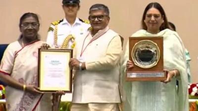 President Droupadi Murmu presenting the award to Punjab governor and UT administrator Gulab Chand Kataria and Chandigarh mayor Harpreet Kaur Babla at a ceremony in New Delhi on Thursday. President Droupadi Murmu presenting the award to Punjab governor and UT administrator Gulab Chand Kataria and Chandigarh mayor Harpreet Kaur Babla at a ceremony in New Delhi on Thursday.