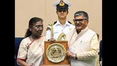 President Droupadi Murmu presents Chandigarh administrator Gulab Chand Kataria with the Super Swachh League City award during the Swachh Survekshan 2024-25 Awards organised by the Ministry of Housing and Urban Affairs, at Vigyan Bhagwan in New Delhi on Thursday. (ANI) President Droupadi Murmu presents Chandigarh administrator Gulab Chand Kataria with the Super Swachh League City award during the Swachh Survekshan 2024-25 Awards organised by the Ministry of Housing and Urban Affairs, at Vigyan Bhagwan in New Delhi on Thursday. (ANI)