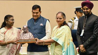 President Droupadi Murmu presents award to Uttar Pradesh urban development minister AK Sharma and Lucknow mayor Sushma Kharakwal in New Delhi on Thursday. (ANI PHOTO) President Droupadi Murmu presents award to Uttar Pradesh urban development minister AK Sharma and Lucknow mayor Sushma Kharakwal in New Delhi on Thursday. (ANI PHOTO)