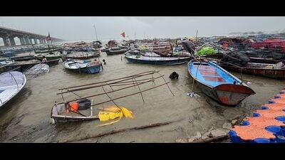 Some of the boats capsized in Ganga under Shastri bridge in Prayagraj on Thursday evening (Anil Kumar Maurya/HT) Some of the boats capsized in Ganga under Shastri bridge in Prayagraj on Thursday evening (Anil Kumar Maurya/HT)