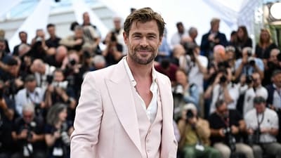 Australian actor Chris Hemsworth played drums with Ed Sheeran (Photo by LOIC VENANCE / AFP) Australian actor Chris Hemsworth played drums with Ed Sheeran (Photo by LOIC VENANCE / AFP)