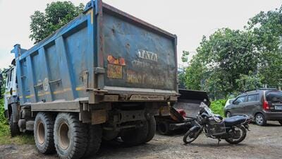 The dumper driver applied sudden brakes. (Raju Shinde/ HT Photo)