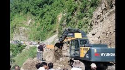 The traffic movement was restored on Thursday on the Mandi-Kullu stretch of the Chandigarh-Manali National Highway, which was blocked on Wednesday evening following landslides in Mandi district. (HT File) The traffic movement was restored on Thursday on the Mandi-Kullu stretch of the Chandigarh-Manali National Highway, which was blocked on Wednesday evening following landslides in Mandi district. (HT File)