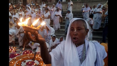 Widows in Vrindavan celebrating Diwali on the banks of the Yamuna. (Rajeev Tyagi / Hindustan Times) Widows in Vrindavan celebrating Diwali on the banks of the Yamuna. (Rajeev Tyagi / Hindustan Times)