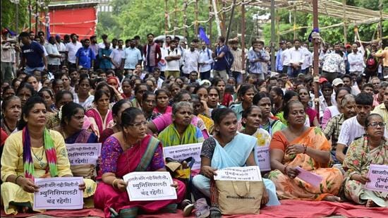 Over 1,000 workers descended upon Azad Maidan on Thursday after their morning shifts, anxious over potentially losing their jobs to privatisation. (Anshuman Poyrekar/Hindustan Times)