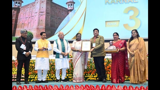 President Droupadi Murmu presenting the award to Haryana urban local bodies minister Vipul Goel in Delhi on Thursday. Union housing and urban affairs minister Manohar Lal Khattar, Karnal mayor Renu Bala Gupta and municipal commissioner Vaishali Sharma also seen. (HT Photo)