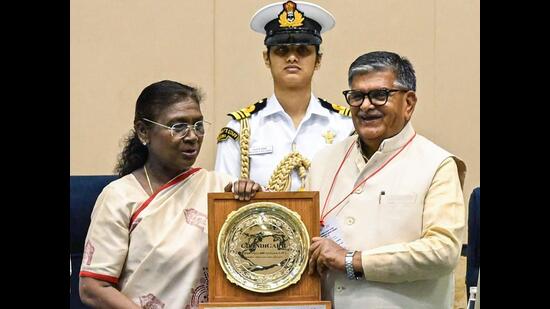 President Droupadi Murmu presents Chandigarh administrator Gulab Chand Kataria with the Super Swachh League City award during the Swachh Survekshan 2024-25 Awards organised by the Ministry of Housing and Urban Affairs, at Vigyan Bhagwan in New Delhi on Thursday. (ANI)