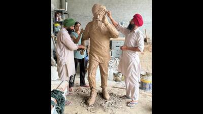 A Moga-based sculpture’s Manjit Singh Gill making a statue of marathon runner Fauja Singh as a tribute to the centenarian athlete. The statue, made of glass fibre, will be hand over the statue to Fauja Singh’s family after his cremation on Sunday. (HT)