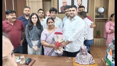 Mayor Renu Bala Gupta and others celebrating Karnal’s feat in “Swachh Shehar” category in Karnal on Friday. (HT Photo) Mayor Renu Bala Gupta and others celebrating Karnal’s feat in “Swachh Shehar” category in Karnal on Friday. (HT Photo)