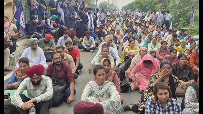 The protest outside chief minister Bhagwant Mann’s house in Sangrur on Friday. (HT)