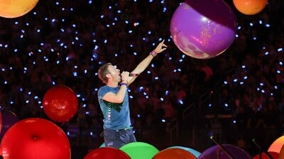 Chris Martin noted that either the parties, on the kiss cam, who hid their faces, were having an affair, or were just very shy. (Getty Images via AFP) Chris Martin noted that either the parties, on the kiss cam, who hid their faces, were having an affair, or were just very shy. (Getty Images via AFP)