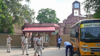 Cops conduct search operations at a school in Delhi's Vasant Kunj that received a bomb threat. (Vipin Kumar/HT Photo) Cops conduct search operations at a school in Delhi's Vasant Kunj that received a bomb threat. (Vipin Kumar/HT Photo)