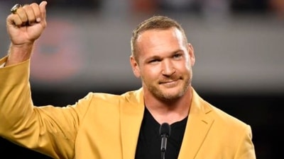 Brian Urlacher and Aaron Rodgers had an infamous rivalry that dominated much of Urlacher’s career with the Chicago Bears (X/@_wake_up_USA) Brian Urlacher and Aaron Rodgers had an infamous rivalry that dominated much of Urlacher’s career with the Chicago Bears (X/@_wake_up_USA)