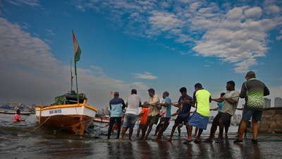 Fishermen removed their fishing boats from the Arabian Sea at Worli-Koliwada jetty after the state issued an alert for heavy rain and storms. Mumbai, India, May 21, 2025. (Raju Shinde/HT Photo) Fishermen removed their fishing boats from the Arabian Sea at Worli-Koliwada jetty after the state issued an alert for heavy rain and storms. Mumbai, India, May 21, 2025. (Raju Shinde/HT Photo)