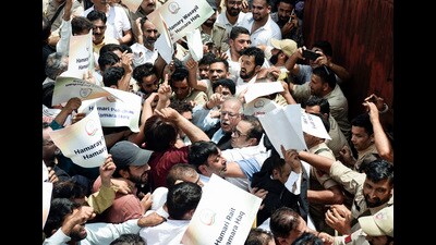 JKPCC chief Tariq Hameed Karra and supporters during a protest in demand of the restoration of statehood, in Srinagar, on Saturday. (ANI) JKPCC chief Tariq Hameed Karra and supporters during a protest in demand of the restoration of statehood, in Srinagar, on Saturday. (ANI)