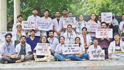 Resident doctors in the hospital’s paediatrics department launched an indefinite strike on Saturday. (Anshuman Poyrekar/Hindustan Times) Resident doctors in the hospital’s paediatrics department launched an indefinite strike on Saturday. (Anshuman Poyrekar/Hindustan Times)