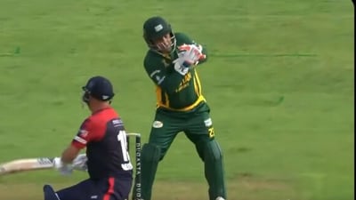 Kamran Akmal makes a costly error behind the stumps during a WCL 2025 match (X) Kamran Akmal makes a costly error behind the stumps during a WCL 2025 match (X)