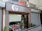 Robber arrested for breaking into Delhi jewellery shop through roof and stealing valuables. Robber arrested for breaking into Delhi jewellery shop through roof and stealing valuables.