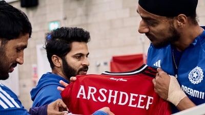 Arshdeep Singh checks out his Manchester United jersey. (X) Arshdeep Singh checks out his Manchester United jersey. (X)