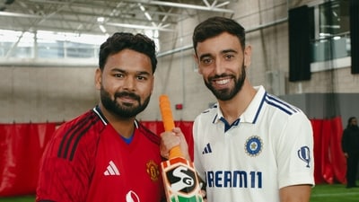 Rishabh Pant and Bruno Fernandes pose with a cricket bat. (X) Rishabh Pant and Bruno Fernandes pose with a cricket bat. (X)