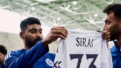 Mohammed Siraj with his Manchester United jersey. (X) Mohammed Siraj with his Manchester United jersey. (X)