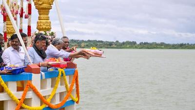 CM Siddaramaiah, deputy CM DK Shivakumar offer ‘baagina’ to the Kabini river in Mysuru on Sunday (HT photo) CM Siddaramaiah, deputy CM DK Shivakumar offer ‘baagina’ to the Kabini river in Mysuru on Sunday (HT photo)