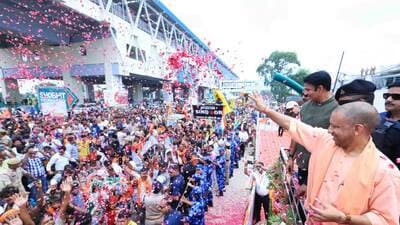 Chief minister Yogi Adityanath showers flower petals on 'Kanwariyas' during their pilgrimage in Meerut on Sunday. (HT PHOTO) Chief minister Yogi Adityanath showers flower petals on 'Kanwariyas' during their pilgrimage in Meerut on Sunday. (HT PHOTO)