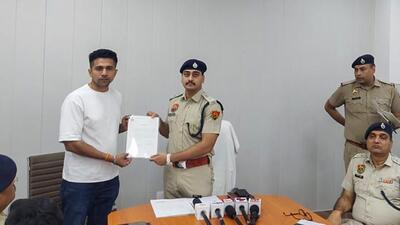 DCP (traffic) Rajesh Kumar Mohan gives certificates to selected city residents for rigorously following traffic rules at Traffic Tower near Galleria Market in Gurugram on Saturday. (HT Photo) DCP (traffic) Rajesh Kumar Mohan gives certificates to selected city residents for rigorously following traffic rules at Traffic Tower near Galleria Market in Gurugram on Saturday. (HT Photo)