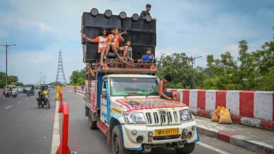 Kanwariyas with boom boxes near Kashmere Gate on Sunday. (Sanchit Khanna/HT Photo) Kanwariyas with boom boxes near Kashmere Gate on Sunday. (Sanchit Khanna/HT Photo)