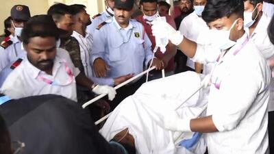 Medical staff brings the 15-year-old girl, who was undergoing treatment at AIIMS Bhubaneswar after three miscreants set her ablaze in Odisha's Puri district, to be airlifted to Delhi, in Bhubaneswar. (PTI)