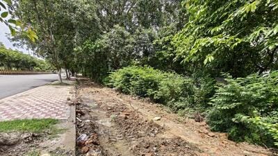 Under existing norms, a contractor must seek permission from the civil department of the Noida authority before carrying out any digging work. (Sunil Ghosh/HT Photos) Under existing norms, a contractor must seek permission from the civil department of the Noida authority before carrying out any digging work. (Sunil Ghosh/HT Photos)