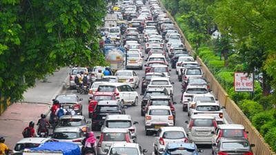 A long snarl on Noida-Greater Noida Expressway on Monday, The school closure notice anticipated more such traffic disruptions in the next couple of days. (Sunil Ghosh/HT Photo) A long snarl on Noida-Greater Noida Expressway on Monday, The school closure notice anticipated more such traffic disruptions in the next couple of days. (Sunil Ghosh/HT Photo)