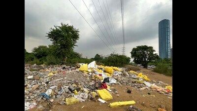 An illegal garbage and C&D waste dump has emerged along Golf Course Extension Road near Nirvana Country in Gurugram. (Parveen Kumar/HT PHOTO) An illegal garbage and C&D waste dump has emerged along Golf Course Extension Road near Nirvana Country in Gurugram. (Parveen Kumar/HT PHOTO)