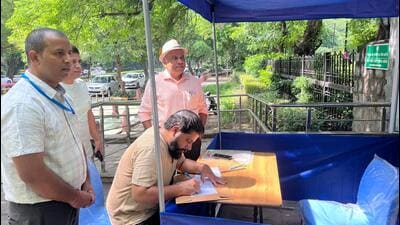 DPCC officials during survey at the Nehru Park. (HT Photo) DPCC officials during survey at the Nehru Park. (HT Photo)