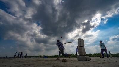 Children playing in the overcast weather at Yamuna Pusta ground in New Delhi. (RAJ K RAJ /HT PHOTO) Children playing in the overcast weather at Yamuna Pusta ground in New Delhi. (RAJ K RAJ /HT PHOTO)