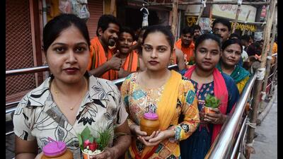 Devotees waiting for their turn outside a temple in Varanasi on second Sawan Monday on July 21. (HT photo)