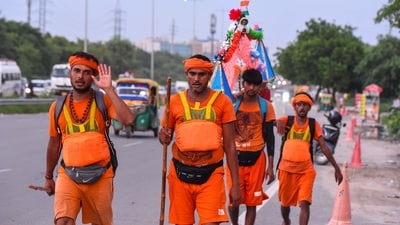 Kanwariyas carrying holy water from the Ganga in Haridwar on their way back to their hometown in Alwar district, Rajasthan near Rajiv Chowk, in Gurugram. (Hindustan Times)