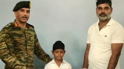 Lt Gen Manoj Kumar Katiyar, GOC-in-C Western Command, felicitating Shravan Singh in Ferozepur on Saturday. (HT) Lt Gen Manoj Kumar Katiyar, GOC-in-C Western Command, felicitating Shravan Singh in Ferozepur on Saturday. (HT)