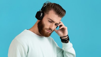 Doctor says keep volumes at or below 60 percent of the maximum when using headphones or earbuds. (Freepik) Doctor says keep volumes at or below 60 percent of the maximum when using headphones or earbuds. (Freepik)